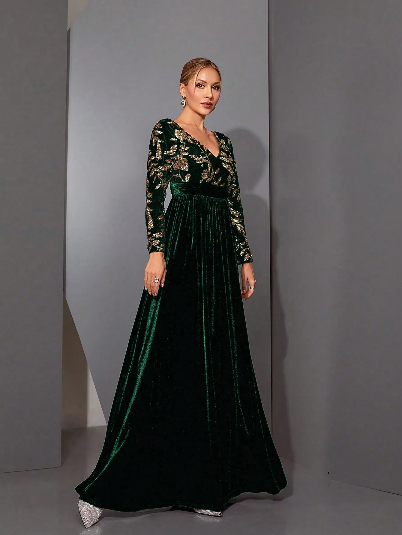 Mgiacyv-neck, gorgeous sequined, long-sleeved, velvet, large-sleeved dress with a cinched waist
