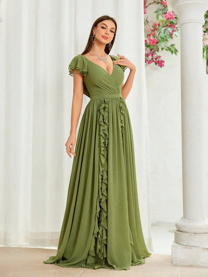 MgiacyV is a long dress with a double-layer ruffled collar, interlaced and folded lace with flags, and a large chiffon hem