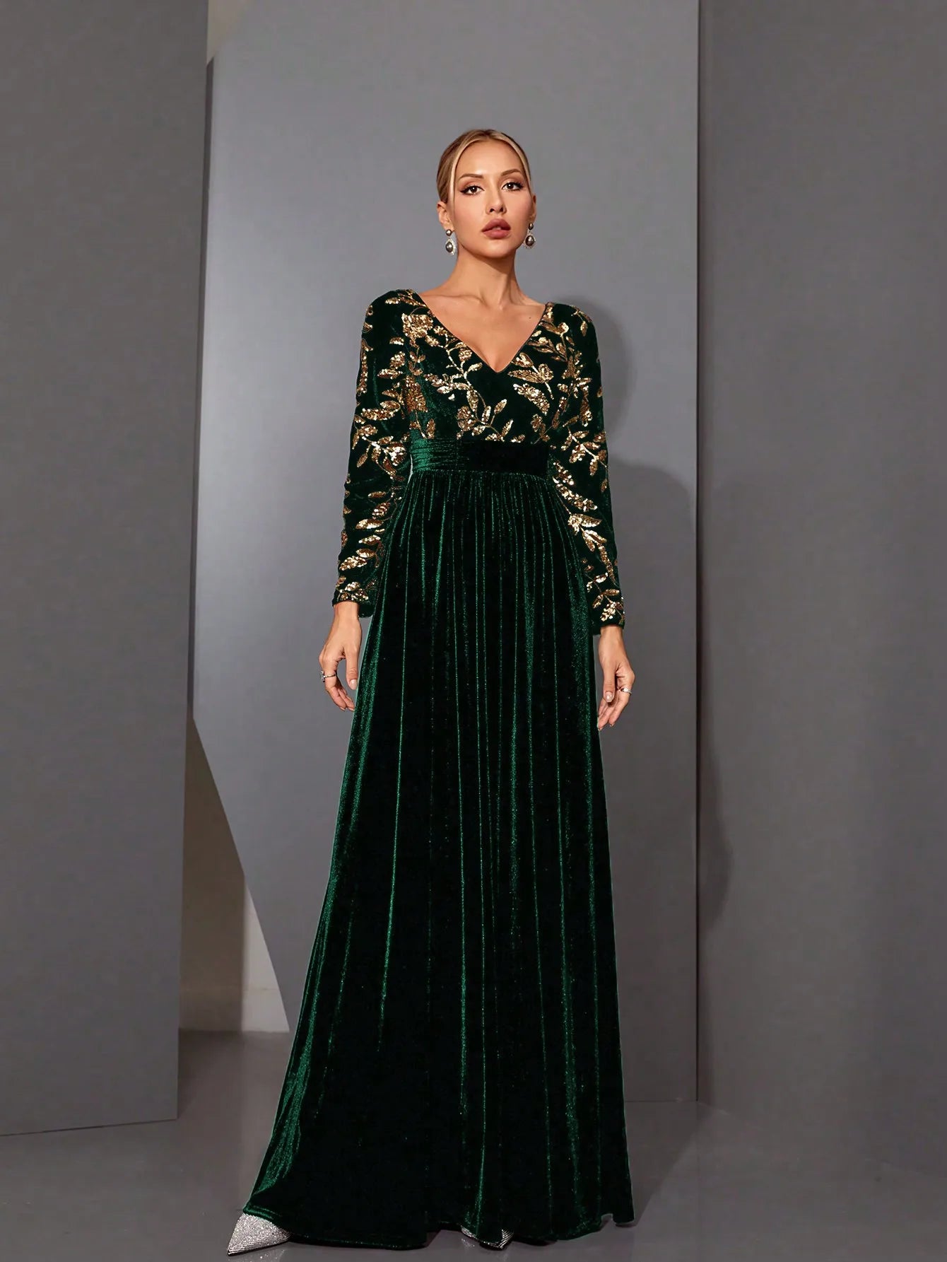 Mgiacyv-neck, gorgeous sequined, long-sleeved, velvet, large-sleeved dress with a cinched waist